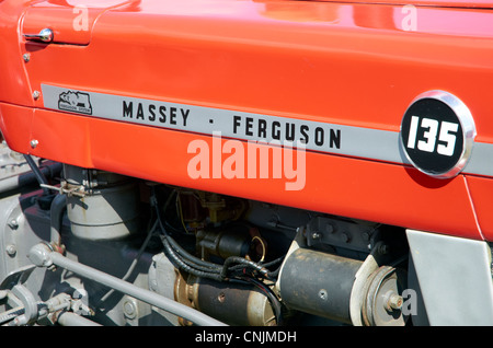 Vieux tracteur sur l'affichage à une journée portes ouvertes au Musée Industriel de Bursledon, Hampshire, Angleterre. Banque D'Images