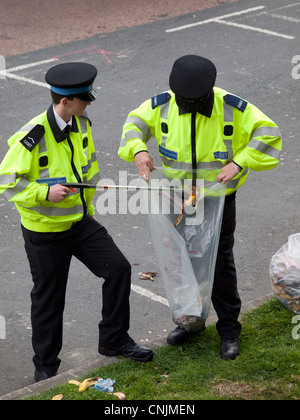 Cadets policiers effacer les dégâts laissés par les coureurs dans le Marathon de Brighton Banque D'Images