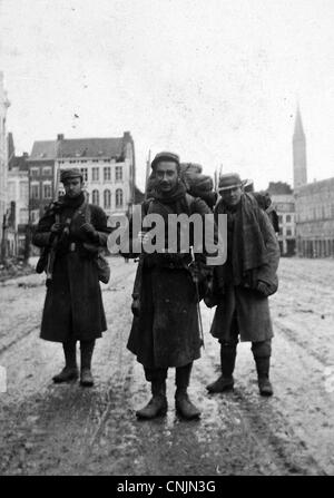 Soldats français dans la ville d'Ypres, en Belgique, en 1914. Banque D'Images