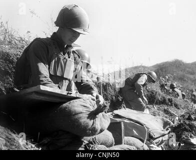 Un soldat américain en Corée le port de casque et l'armure de corps Banque D'Images