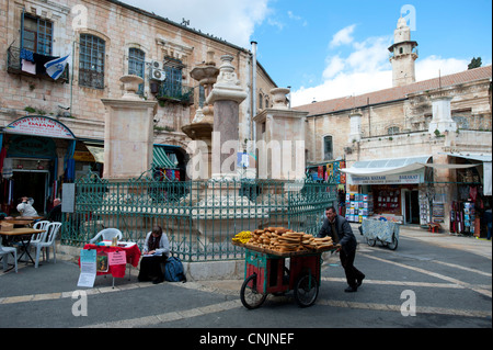 Moyen Orient Israël Vieille ville de Jérusalem - homme Vente de pain à partir d'un panier à la place de la fontaine à Muristan Christain - Trimestre Banque D'Images