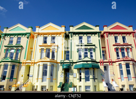 Peint en couleur sur l'esplanade hôtels à Torquay dans le Devon, UK Banque D'Images