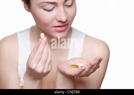 Belle femme de prendre des multivitamines quotidienne Banque D'Images