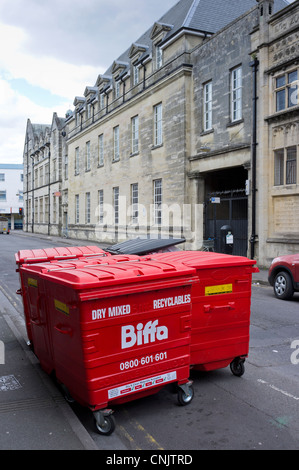 Recyclage des déchets Biffa rouge wheelie bins dans la rue Banque D'Images