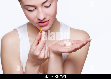 Belle femme de prendre des multivitamines quotidienne Banque D'Images