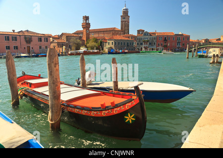 Vue front de bâtiments pastel colorés, l'île de Murano, Lagoon près de Venise, Italie Banque D'Images