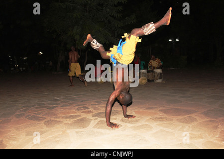 Danseurs et musiciens, Mto Wa Mbu, Manyara, Tanzanie Banque D'Images