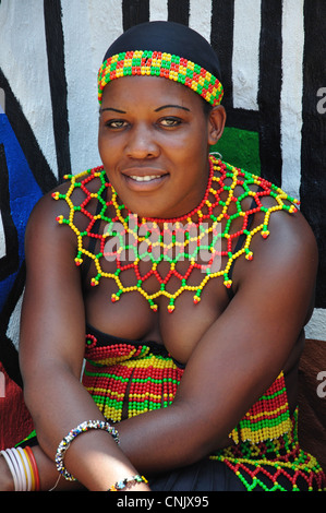 Jeune femme zoulou au village culturel Lesedi African, Broederstroom, Johannesburg, la Province de Gauteng, Afrique du Sud Banque D'Images