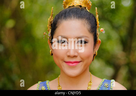 Songkran, Nouvel An thaï, un participant au concours de beauté Miss Songkran la pose pour une photo Banque D'Images