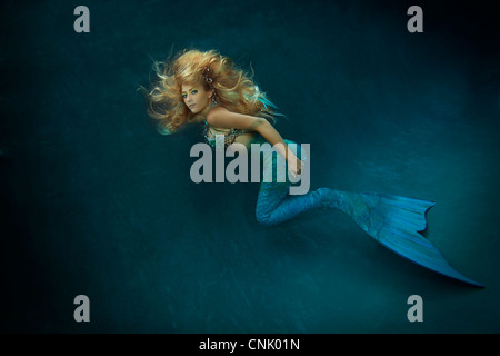 Sirène blonde swimming in pool, Virginia Beach, Virginie. Banque D'Images