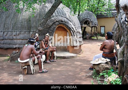 Zulu village de Lesedi African Cultural Village, Broederstroom, Johannesburg, la Province de Gauteng, Afrique du Sud Banque D'Images