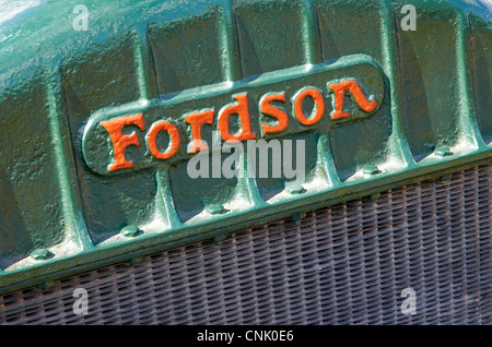 Vieux tracteur sur l'affichage à une journée portes ouvertes au Musée Industriel de Bursledon, Hampshire, Angleterre. Banque D'Images