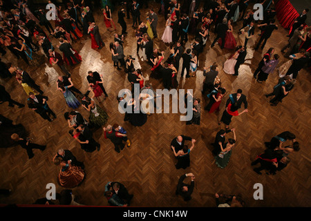 Bal de graduation du gymnase 'Na Prazacce' dans la salle de Concert Lucerna à Prague, République tchèque. Banque D'Images