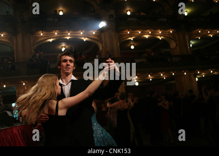 Bal de graduation du gymnase 'Na Prazacce' dans la salle de Concert Lucerna à Prague, République tchèque. Banque D'Images