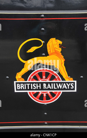 British Railways représentant le symbole Lion à cheval sur une roue, sur le côté d'un train à vapeur. Banque D'Images