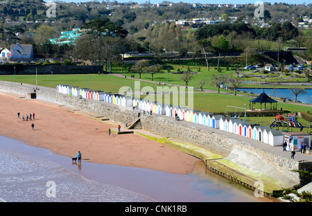 Cabines de plage et youngs park à près de goodrington sands Torquay dans le Devon, UK Banque D'Images