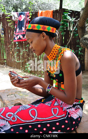 Jeune femme zoulou au Village Culturel Lesedi African, Broederstroom, Johannesburg, la Province de Gauteng, Afrique du Sud Banque D'Images
