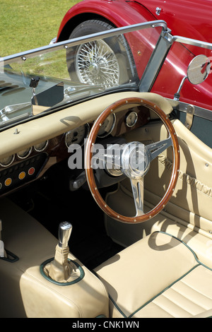 Morgan sports car cockpit avec volant et tableau de bord Banque D'Images