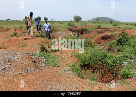 Illelgal mines d'or artisanales dans le nord de la Tanzanie Banque D'Images