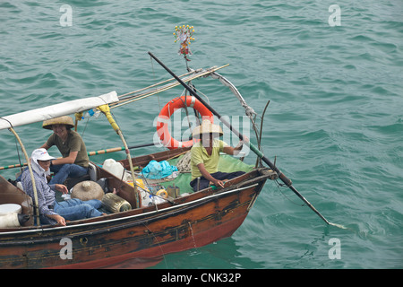 Petit bateau de pêche dans le port de Victoria, Hong Kong Banque D'Images