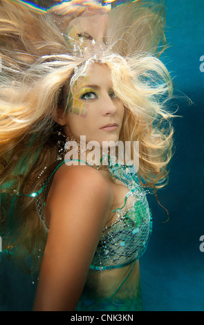 VBlonde sirène dans la piscine, Virginia Beach, Virginie. Banque D'Images