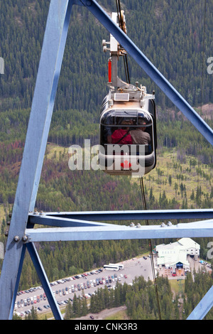 Les gens qui voyagent jusqu'à la montagne de soufre, Banff National Park, Alberta, avec le Banff Gondola. Banque D'Images