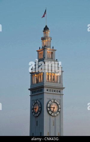 Le Ferry Building Tour de l'horloge est un monument de San Francisco au pied de Market Street, une artère principale de la ville. Banque D'Images