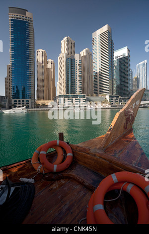 Les gratte-ciel de la 'Dubai Marina', considérée à partir d'un dhow traditionnel - Dubaï (Émirats arabes unis). Banque D'Images