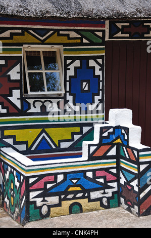Habitation Ndebele colorés, Lesedi Cultural Village africain, Broederstroom, Johannesburg, Gauteng, Afrique du Sud Banque D'Images