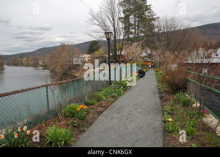 Avril sur le pont de fleurs, dans le village de Shelburne Falls, Massachusetts Banque D'Images