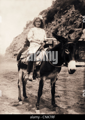 Petite fille à cheval âne à la Mine Banque D'Images