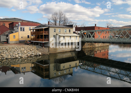 Les réflexions dans la rivière dans le village de Shelburne Falls, Massachusetts Banque D'Images