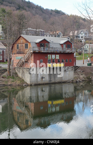 Le bâtiment de Stillwater Art et Design, reflétée dans la rivière Deerfield. Buckland, Shelburne Falls Banque D'Images