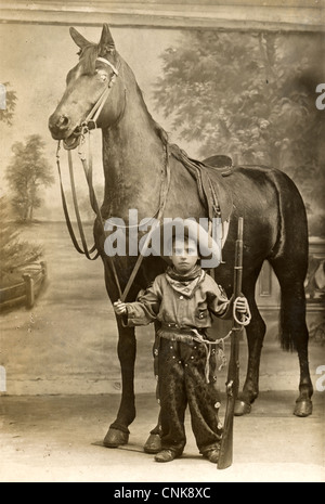 Petit Cowboy avec grande Rifle & Fake Horse Banque D'Images