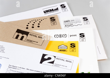 Lettres livrées par diverses entreprises de livraison postal Banque D'Images