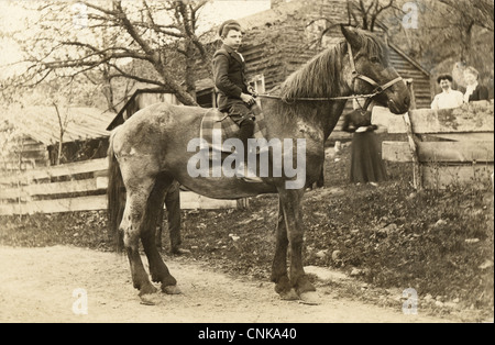Quatre femmes Regarder Little Boy Riding a Horse Banque D'Images