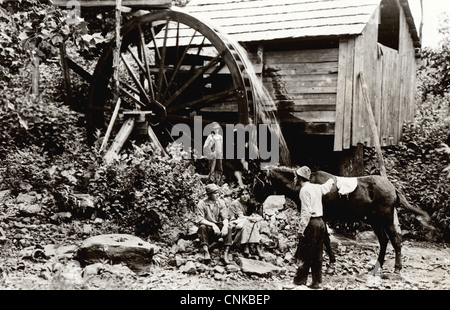 Jeune couple reposant à Old Mill, à Great Smoky Mountains Banque D'Images