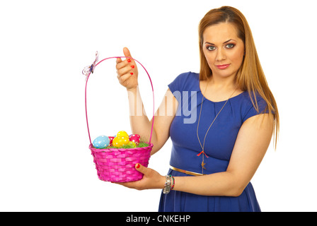 Femme blonde beauté montrant Easter basket isolé sur fond blanc Banque D'Images