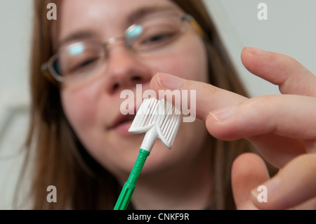 Un spéculum en plastique utilisé dans un test de dépistage du cancer du col Banque D'Images