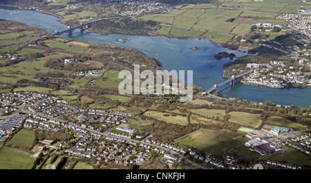 Vue aérienne du pont Menai et du pont Britannia à Bangor, Anglesey Banque D'Images