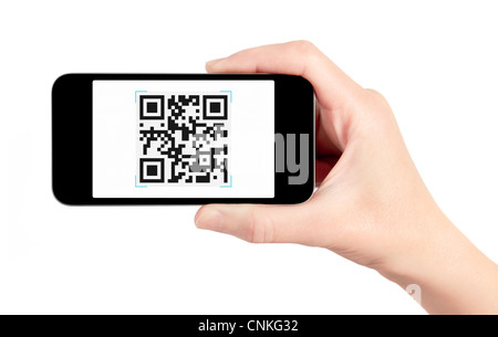 Main tenant téléphone intelligent avec QR code scanner sur l'écran. Isolé sur blanc. Banque D'Images