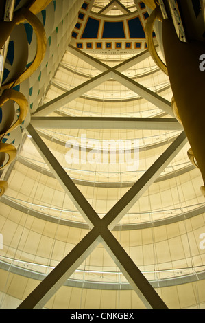 Hall de l'intérieur, l'hôtel Burj Al Arab, l'hôtel Jumeirah, Dubaï, Émirats arabes unis, décoré de feuilles d'or Banque D'Images