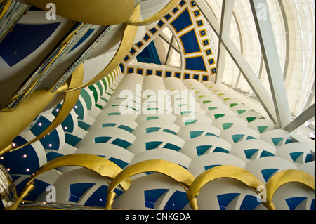 Hall de l'intérieur, l'hôtel Burj Al Arab, l'hôtel Jumeirah, Dubaï, Émirats arabes unis, décoré de feuilles d'or Banque D'Images