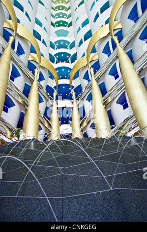 Hall de l'intérieur, l'hôtel Burj Al Arab, l'hôtel Jumeirah, Dubaï, Émirats arabes unis, décoré de feuilles d'or Banque D'Images