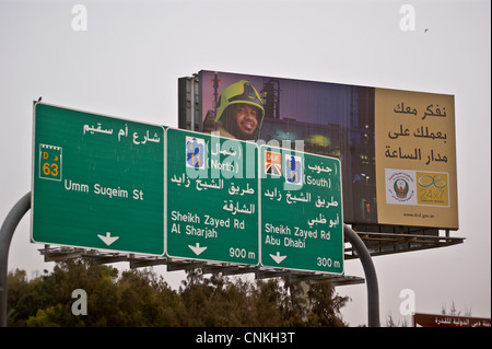 La signalisation routière sur la route d'Umm Suqeim, Dubaï, Émirats Arabes Unis Banque D'Images