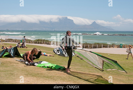 Kite pensionnaires Bloubergstrand, près de Cape Town Afrique du Sud Banque D'Images