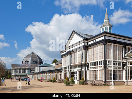 Le dôme Octagon et le Conservatoire dans les jardins Pavillion Buxton spa Derbyshire Peak District Angleterre Royaume-Uni GB Europe Banque D'Images