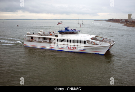 Ferry Wightlink Wight Ryder II approchant le port de Portsmouth England UK Banque D'Images