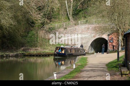 Grand Union Canal narrowboat sortant de la 3076 mètre de long tunnel à Blisworth Stoke Bruerne Northamptonshire Angleterre UK Banque D'Images