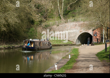 Grand Union Canal narrowboat sortant de la 3076 mètre de long tunnel à Blisworth Stoke Bruerne Northamptonshire Angleterre UK Banque D'Images